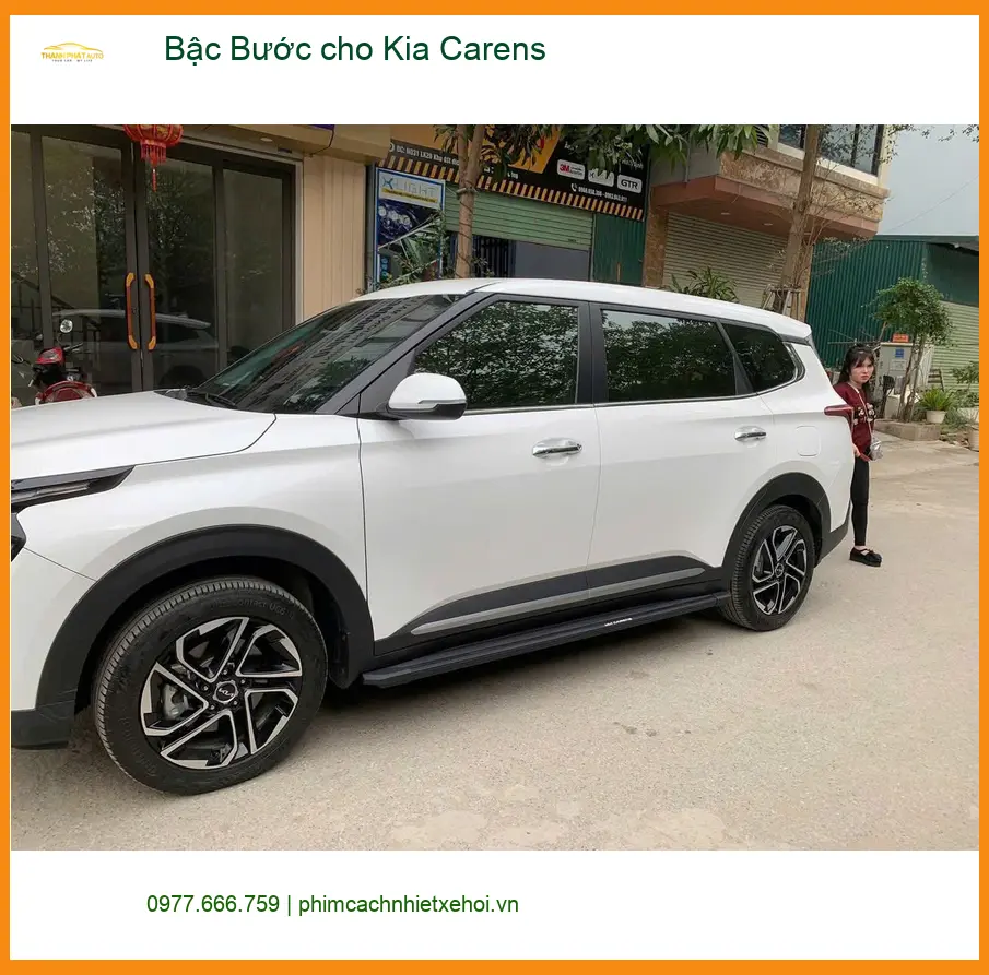 Anh Dũng lắp bậc bước cho Kia Carens Quận 9 tiện cho gia đình