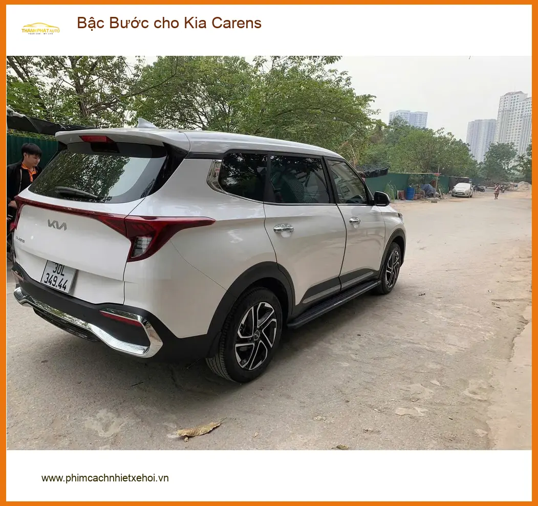 Anh Minh lắp Bậc Bước cho Kia Carens tại Quận 2 để người thân lên xuống dễ dàng ảnh thực tế 2