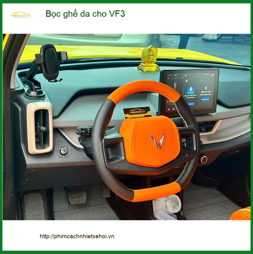 Chị Thảo bọc ghế da VinFast VF3 tại Quận 2 để nội thất không còn mùi ẩm mốc khó chịu