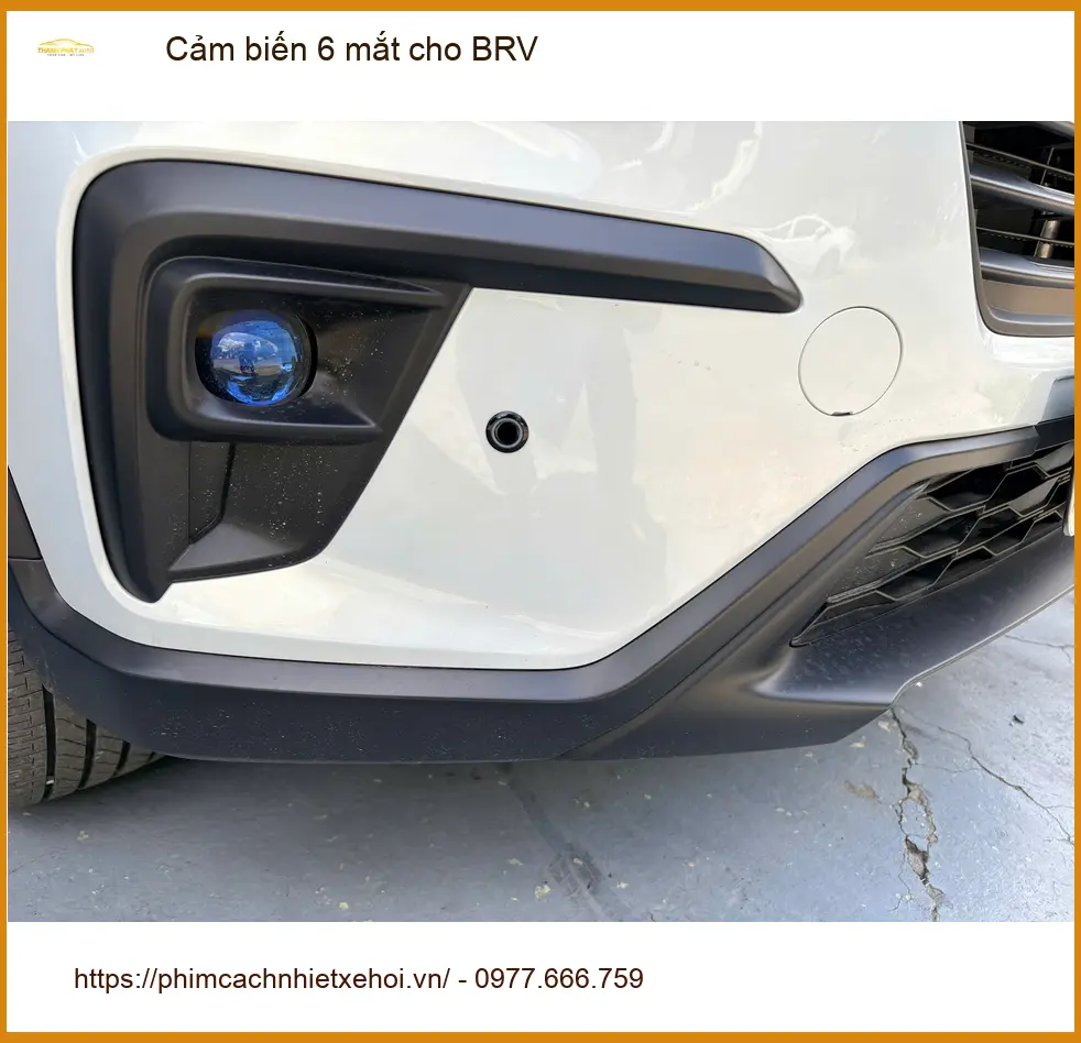 Anh Long lắp cảm biến 6 mắt cho BRV tại Quận 3 để đỗ xe an toàn hơn