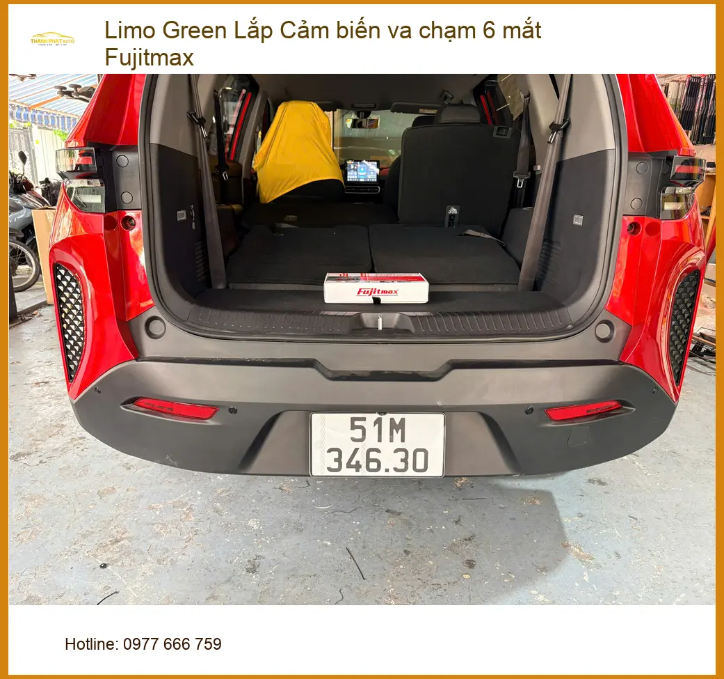 Chị Phương lắp Cảm biến 6 mắt Fujitmax cho Limo Green tại Thủ Đức để đỗ xe an toàn.