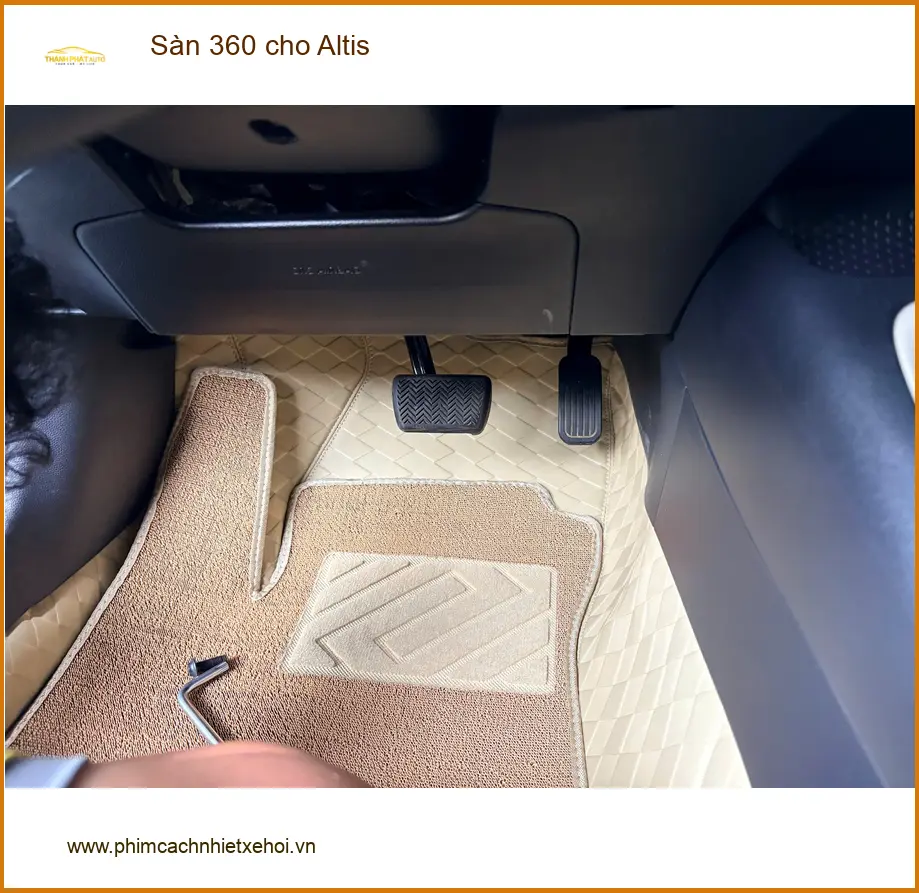 Bác Cường lắp sàn 360 cho Altis tại Quận 7 để nội thất xe luôn sạch đẹp ảnh thực tế 2