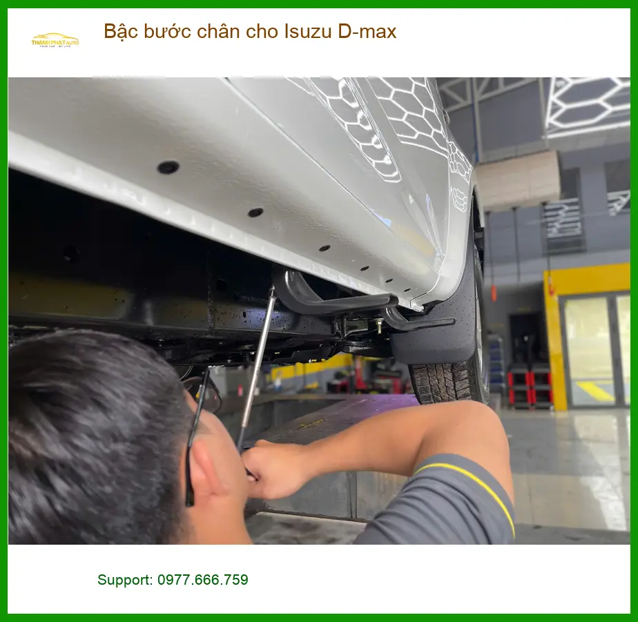 Anh Tùng lắp bậc bước chân Isuzu D-max tại Bình Thạnh cho gia đình dễ lên xuống.
