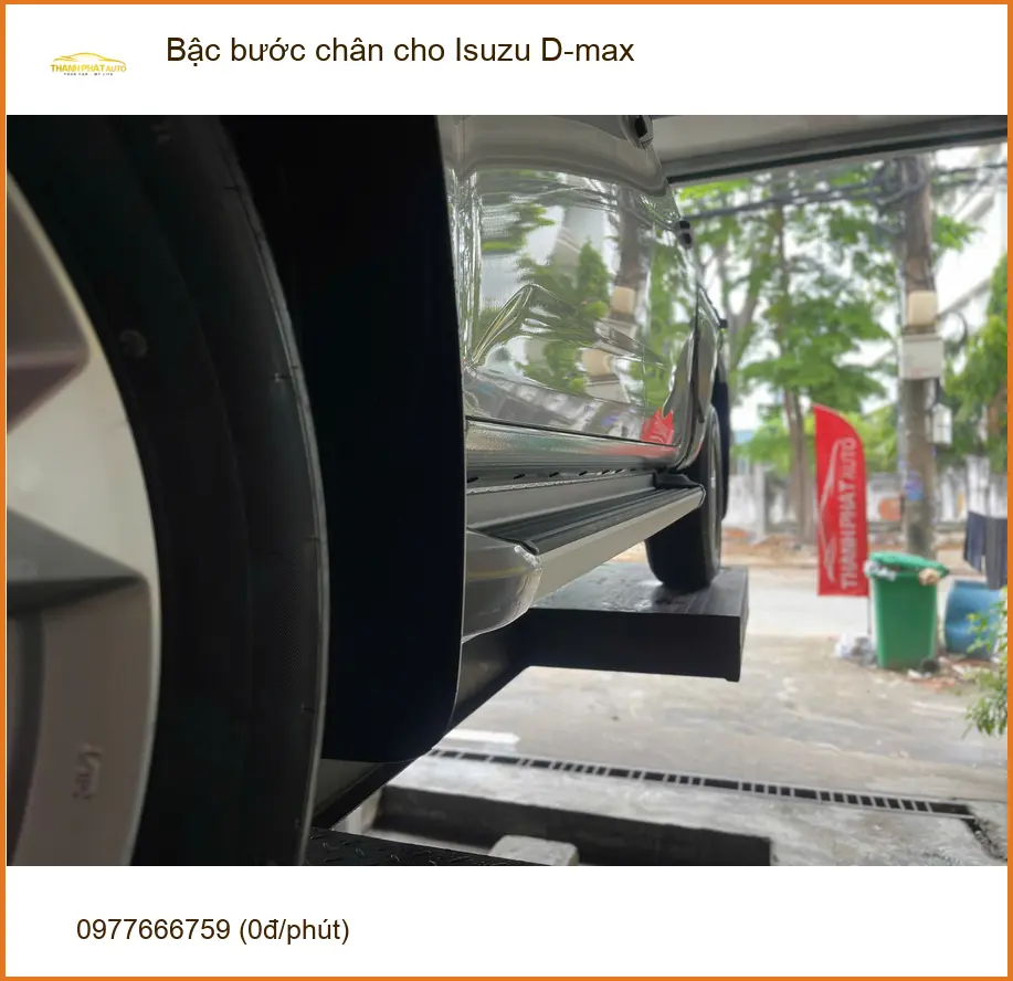 Anh Tùng lắp bậc bước chân Isuzu D-max tại Bình Thạnh cho gia đình dễ lên xuống. ảnh thực tế 2