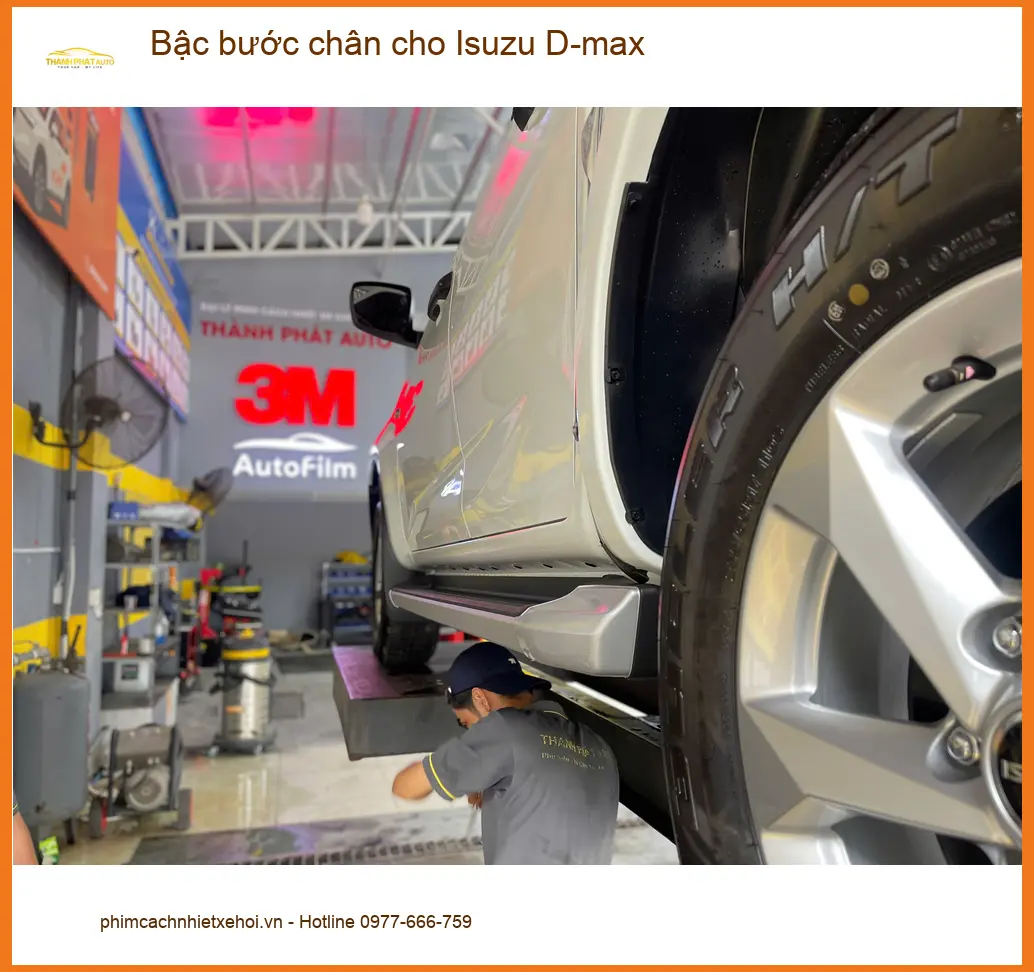 Anh Tùng lắp bậc bước chân Isuzu D-max tại Bình Thạnh cho gia đình dễ lên xuống. ảnh thực tế 3