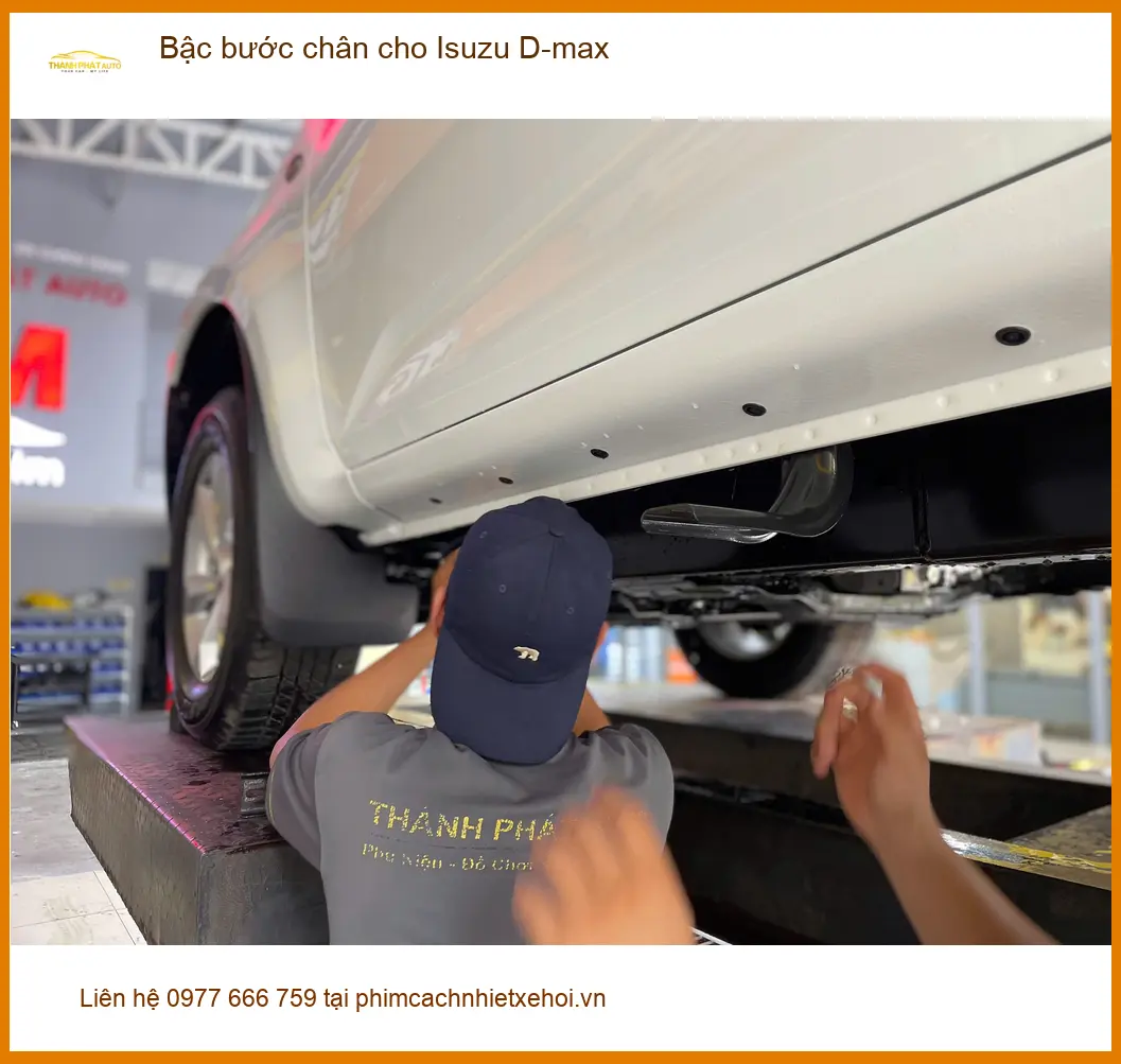 Anh Tùng lắp bậc bước chân Isuzu D-max tại Bình Thạnh cho gia đình dễ lên xuống. ảnh thực tế 4