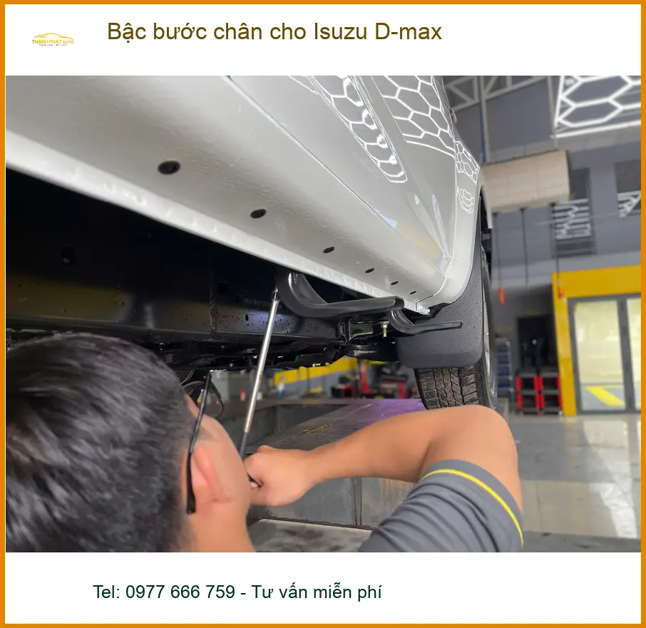 Anh Tùng lắp bậc bước chân Isuzu D-max tại Quận Nhà Bè để tiện cho gia đình