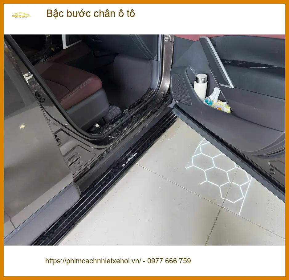 Anh Khải lắp bậc bước chân ô tô VinFast Lux A2.0 tại Quận 12
