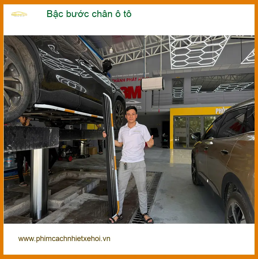 Anh Kiên lắp bậc bước chân ô tô cho Hyundai Santa Fe tại Quận 9 để tiện lên xuống xe