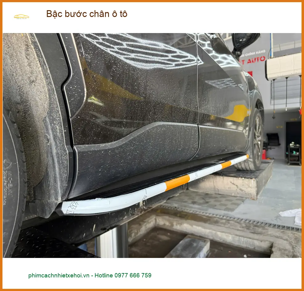 Chú Minh lắp bậc bước chân ô tô cho Kia Carnival tại Quận Bình Tân ảnh thực tế 2