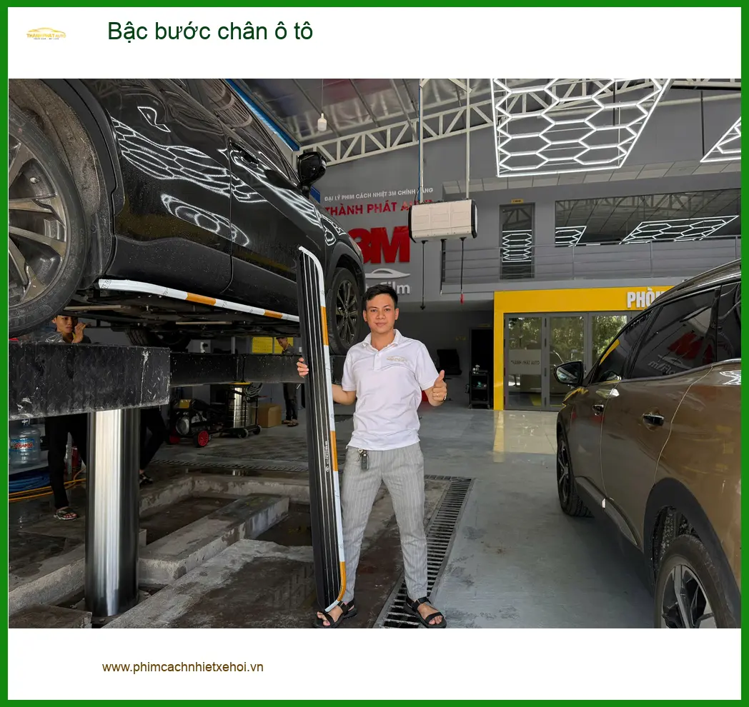 Anh Phi lắp bậc bước chân ô tô cho Mazda CX-5 tại Nhà Bè.