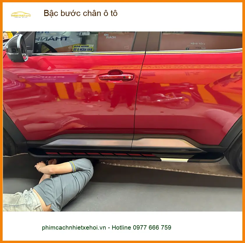 Anh Tùng lắp bậc bước chân ô tô Hyundai Santa Fe tại Quận 3 để lên xuống xe tiện hơn ảnh thực tế 3