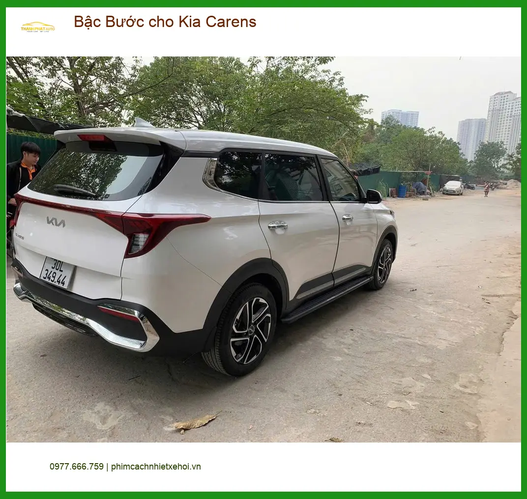 Anh Tấn lắp Bậc Bước cho Kia Carens tại Quận 6 để gia đình lên xuống xe tiện lợi hơn