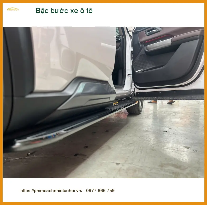 Chị Loan lắp bậc bước xe ô tô Hyundai Santa Fe tại Quận 9 để tiện lên xuống