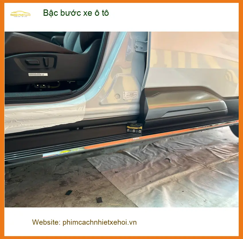 Anh Khải lắp bậc bước xe ô tô cho Hyundai Santa Fe tại Quận 6 để gia đình tiện di chuyển