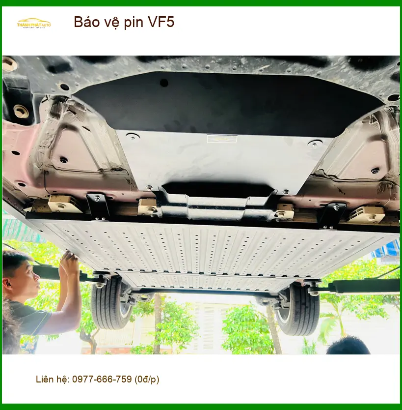 Chị Hà bảo vệ pin VinFast VF5 tại Quận 1 sau khi tham khảo nhiều nơi