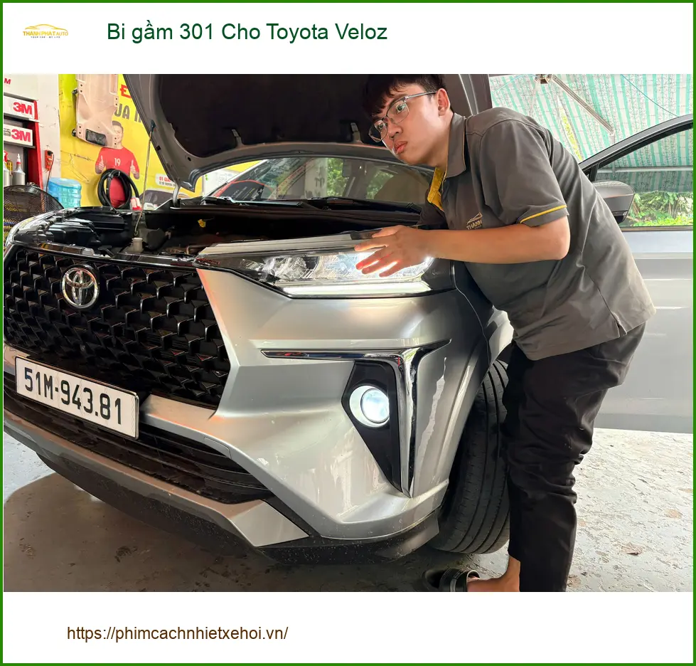 Anh Tuấn lắp bi gầm 301 cho Toyota Veloz tại Hóc Môn vì đèn zin yếu.