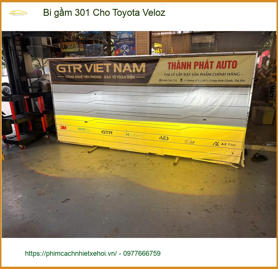 Anh Cảnh độ bi gầm 301 cho Toyota Veloz tại Thủ Đức vì đèn zin yếu khi đi đường tối.
