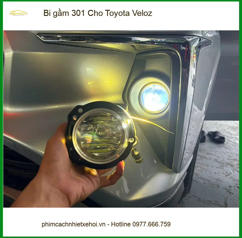 Anh Cảnh độ bi gầm 301 cho Toyota Veloz tại Thủ Đức vì đèn zin yếu khi đi đường tối. ảnh thực tế 3