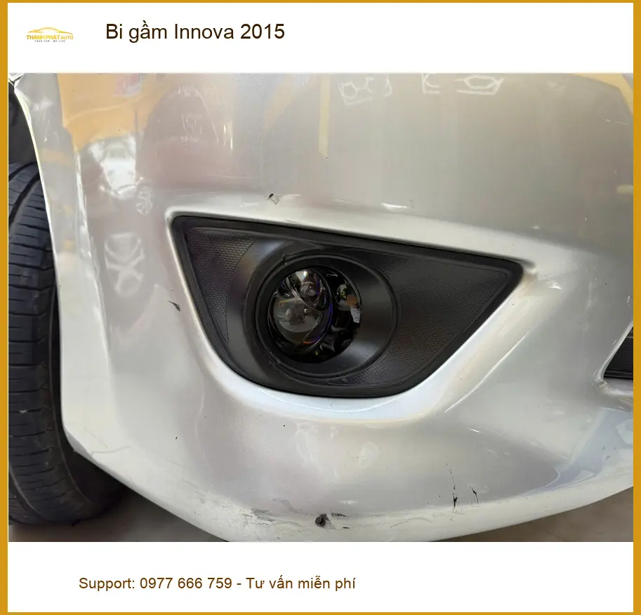 Chị Thư độ bi gầm Innova 2015 ở Quận 12 vì đèn cũ quá tối khi trời mưa ảnh thực tế 2