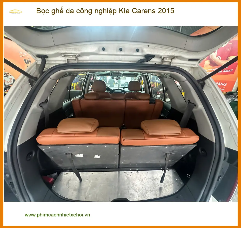 Anh Tấn bọc ghế da công nghiệp Kia Carens 2015 Quận 6 để đổi mới nội thất xe