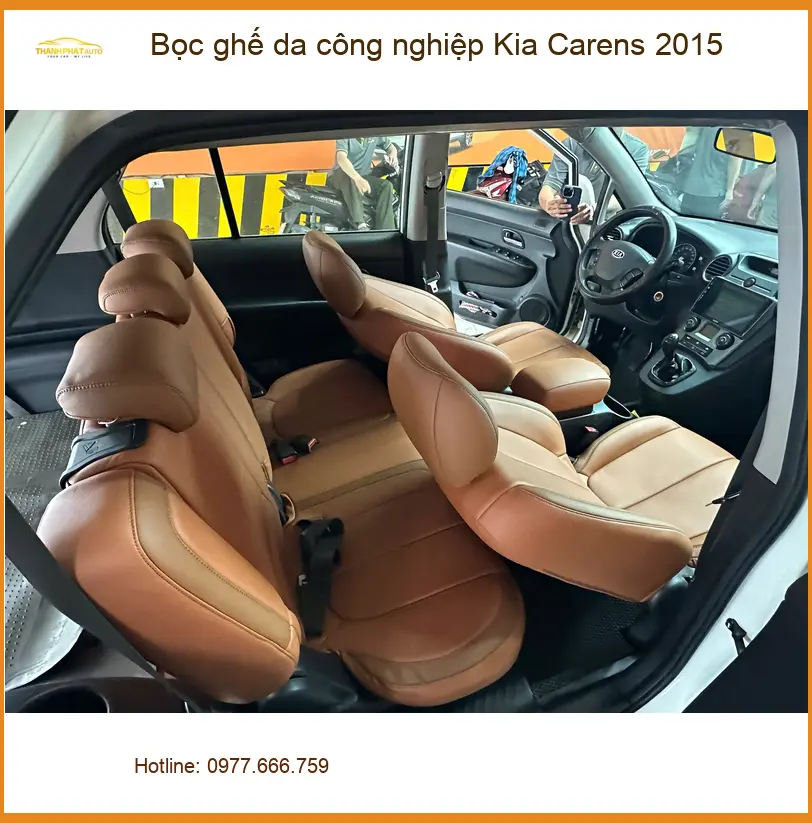 Chú Hùng bọc ghế da công nghiệp cho Kia Carens 2015 tại Quận 12 để nâng tầm nội thất