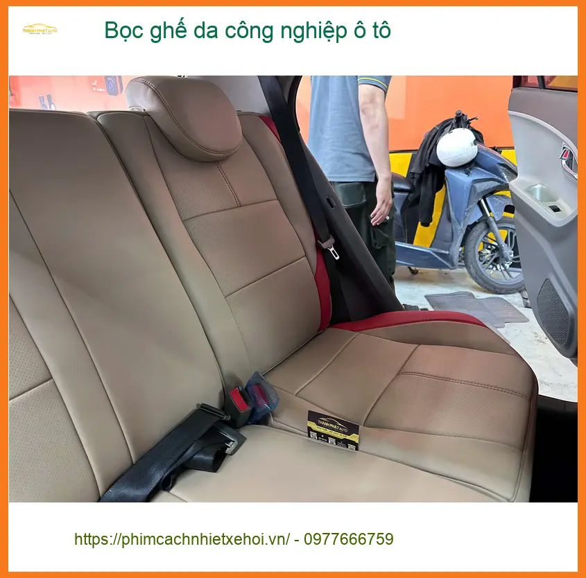 Cô Lan Anh bọc ghế da công nghiệp ô tô cho Kia K3 tại Quận 5