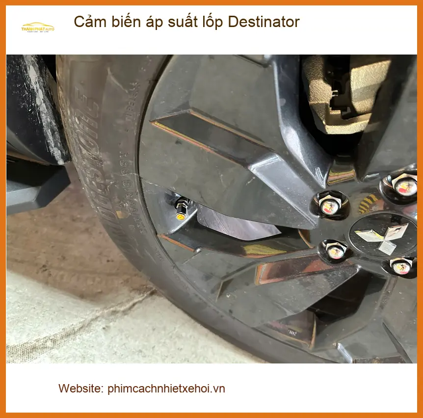 Chị Yến lắp Cảm biến áp suất lốp Destinator ở Tân Bình cho xe đi tỉnh
