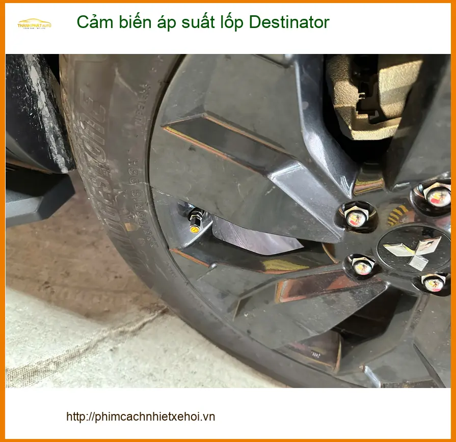 Anh Khải lắp cảm biến áp suất lốp Destinator cho Ford Everest tại Hóc Môn
