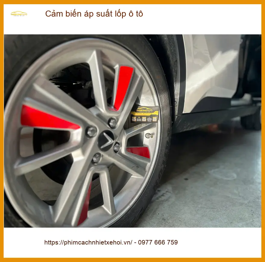 Anh Minh Khôi lắp cảm biến áp suất lốp xe Toyota Vios ở Quận 9