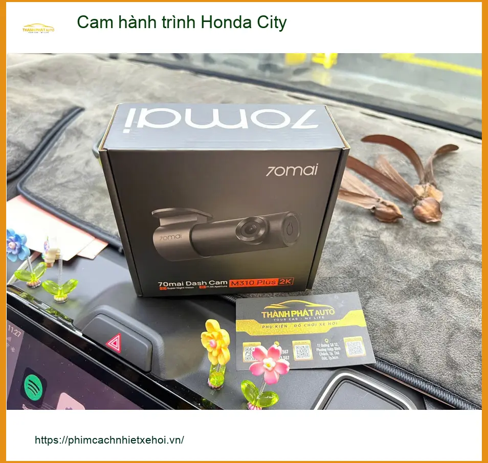 Chị Thảo lắp cam hành trình cho Honda City tại Thủ Đức để an tâm lái xe trên đường đông.