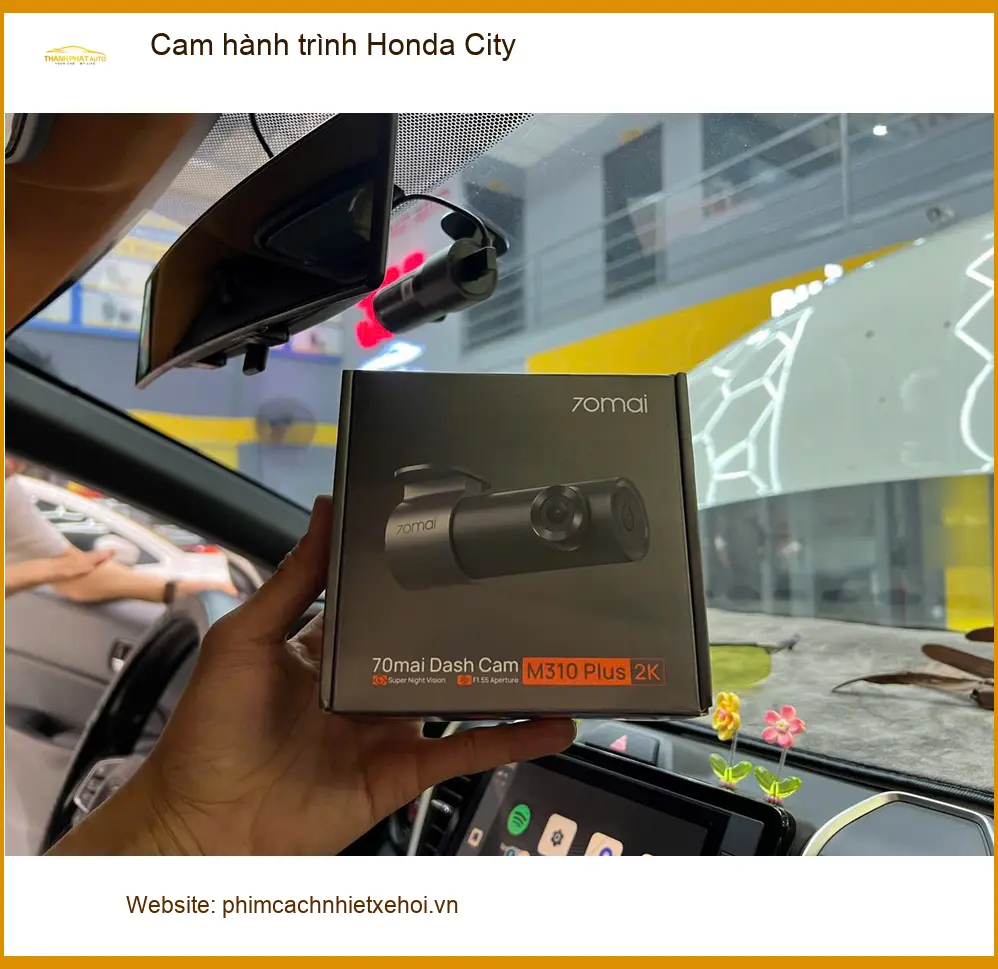 Chị Thảo lắp cam hành trình cho Honda City tại Thủ Đức để an tâm lái xe trên đường đông. ảnh thực tế 3