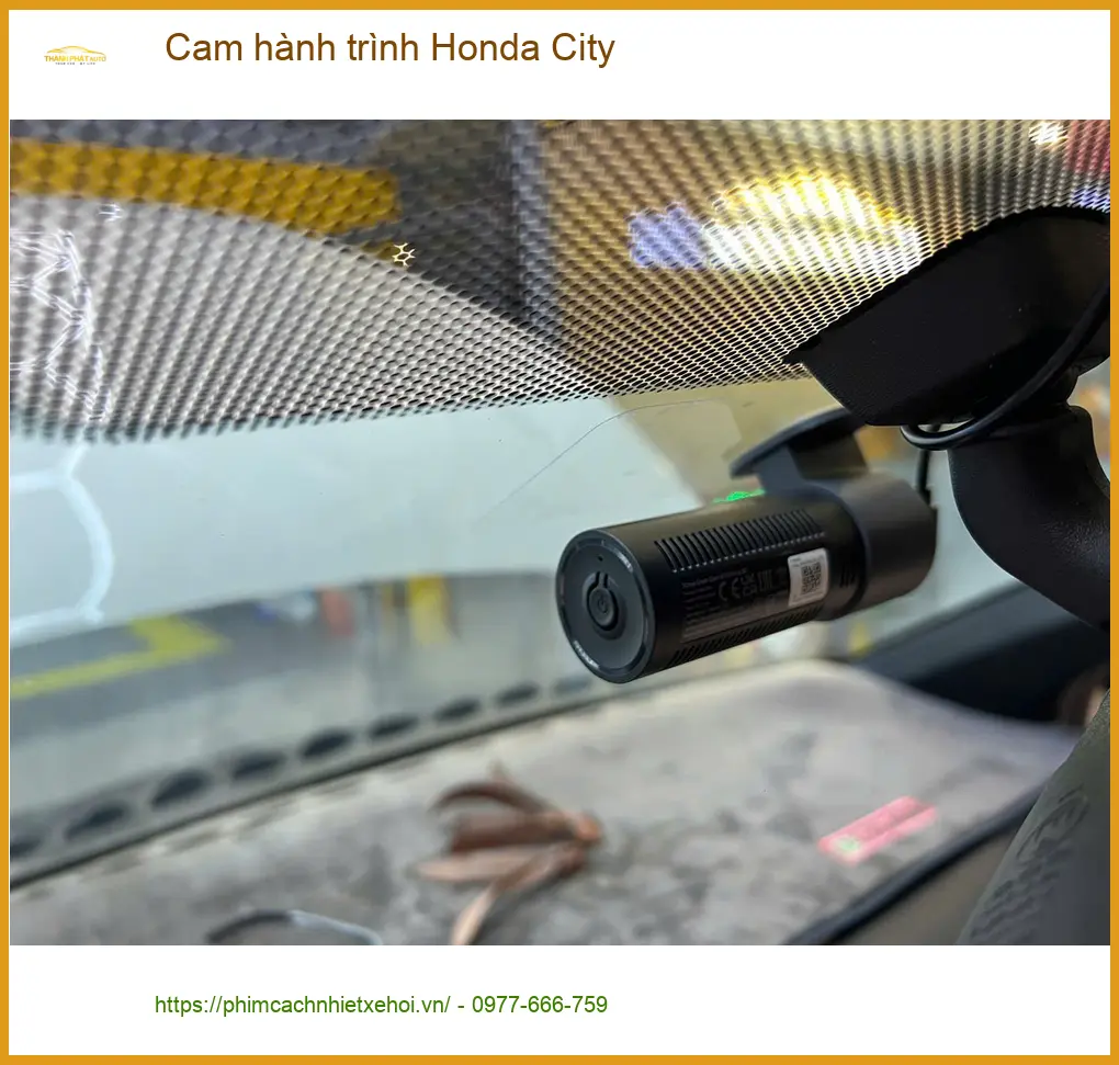 Anh Tuấn Kiệt lắp cam hành trình Honda City tại Quận 1 để ghi lại hành trình rõ nét