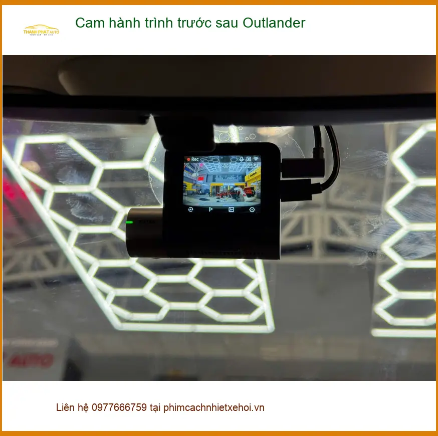 Anh Khôi lắp cam hành trình trước sau Outlander tại Gò Vấp để yên tâm di chuyển đường dài
