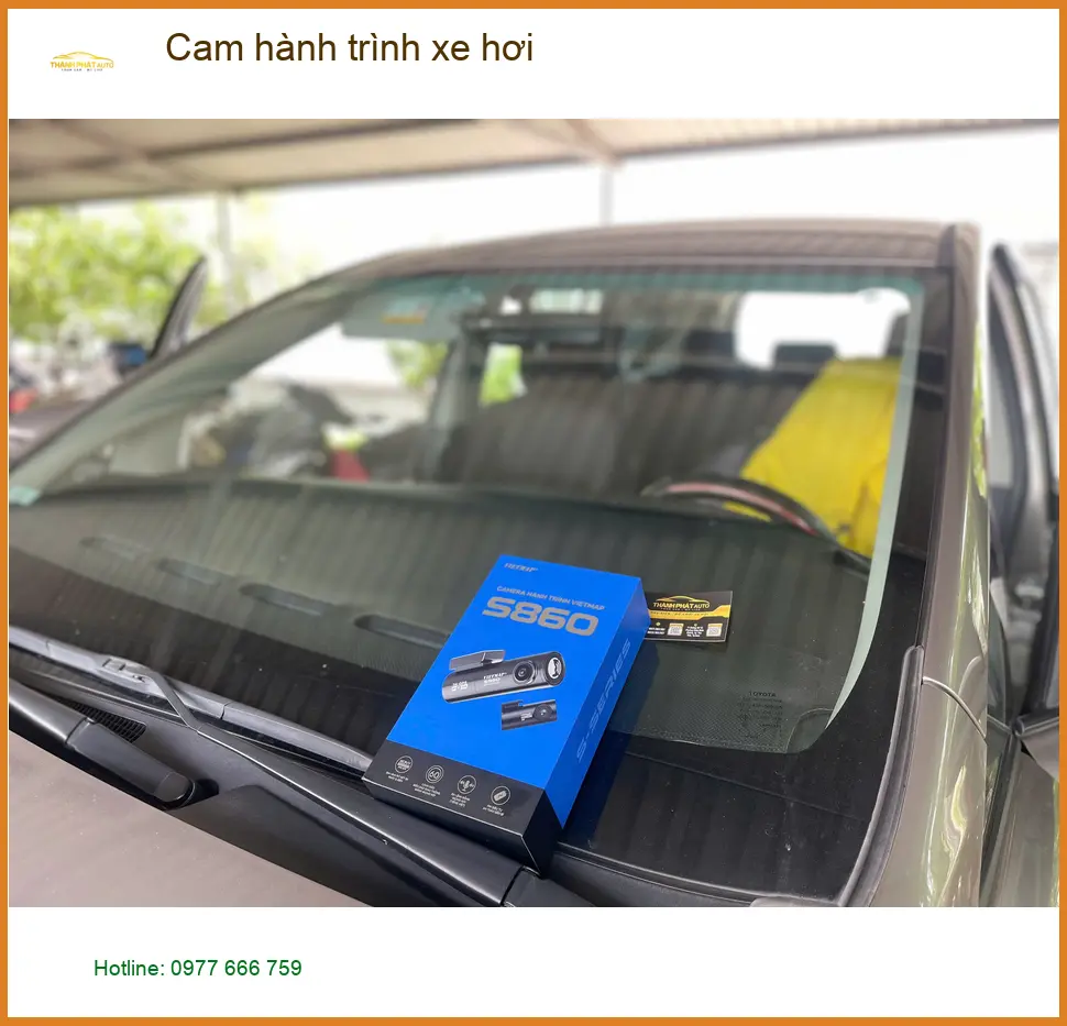 Chị Loan gắn cam hành trình xe hơi cho Hyundai Accent ở Quận 7 để yên tâm lái xe trên đường.