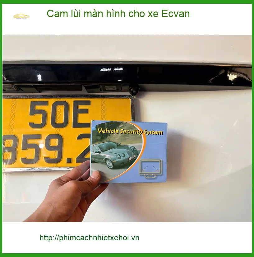 Anh Quang lắp cam lùi màn hình Ecvan Quận 9 để lùi xe an toàn hơn ảnh thực tế 3