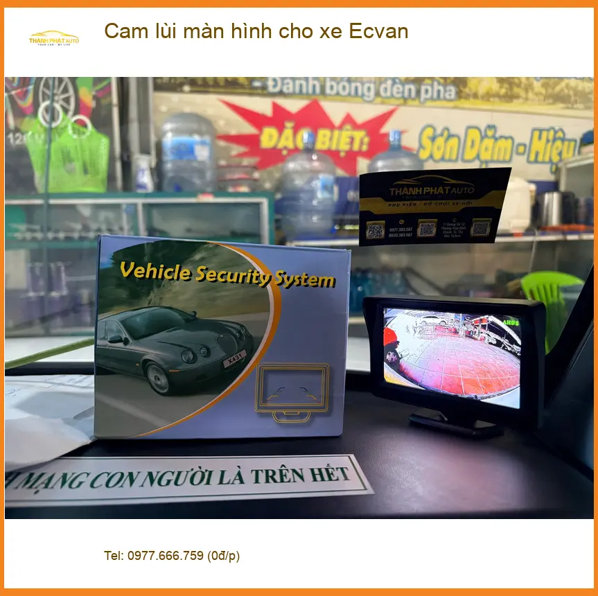 Chị Thùy Linh lắp cam lùi màn hình cho xe Ecvan tại Quận 2 để đậu xe an toàn hơn