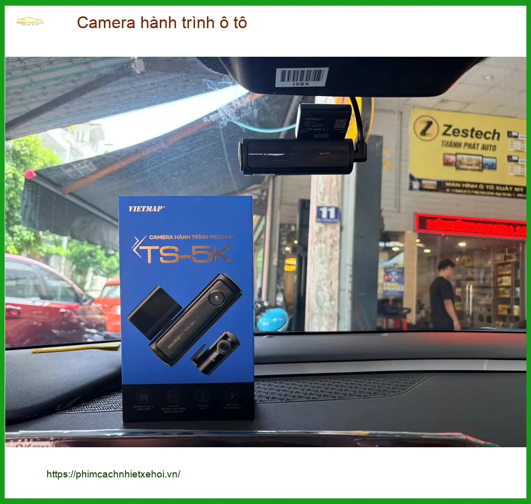 Anh Quang lắp camera hành trình cho Mazda 3 tại Quận 5 để an tâm di chuyển