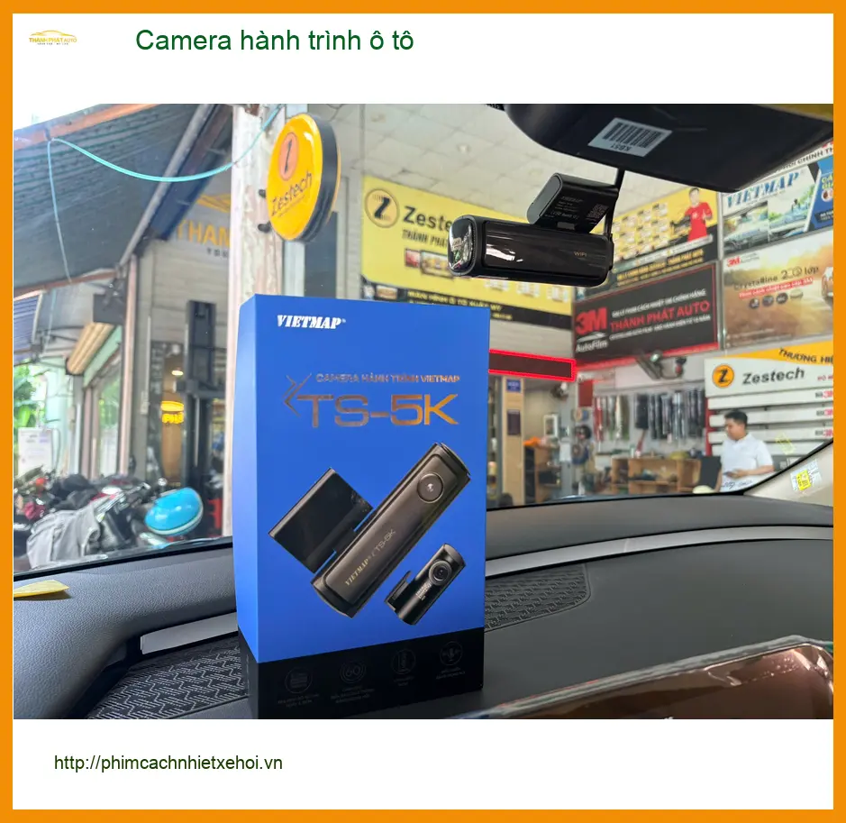Anh Quang lắp camera hành trình cho Mazda 3 tại Quận 5 để an tâm di chuyển ảnh thực tế 3