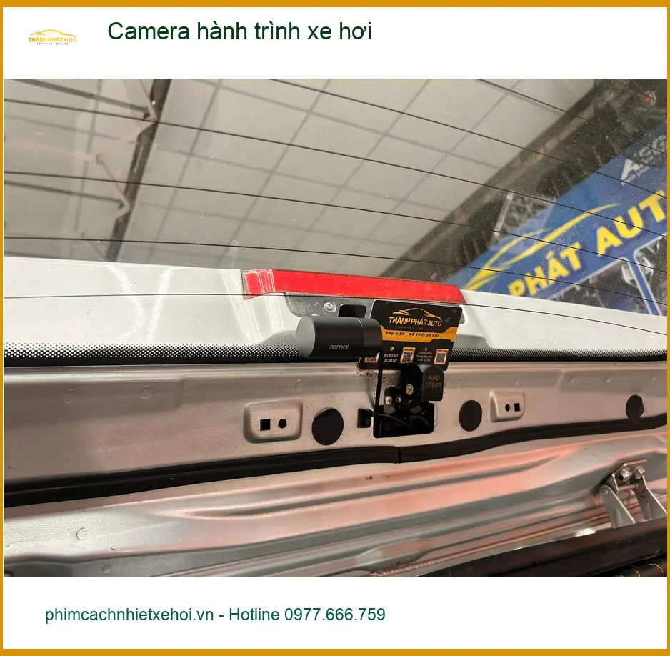 Chú Minh lắp camera hành trình xe hơi cho VinFast Lux SA2.0 tại Quận 9 ảnh thực tế 2