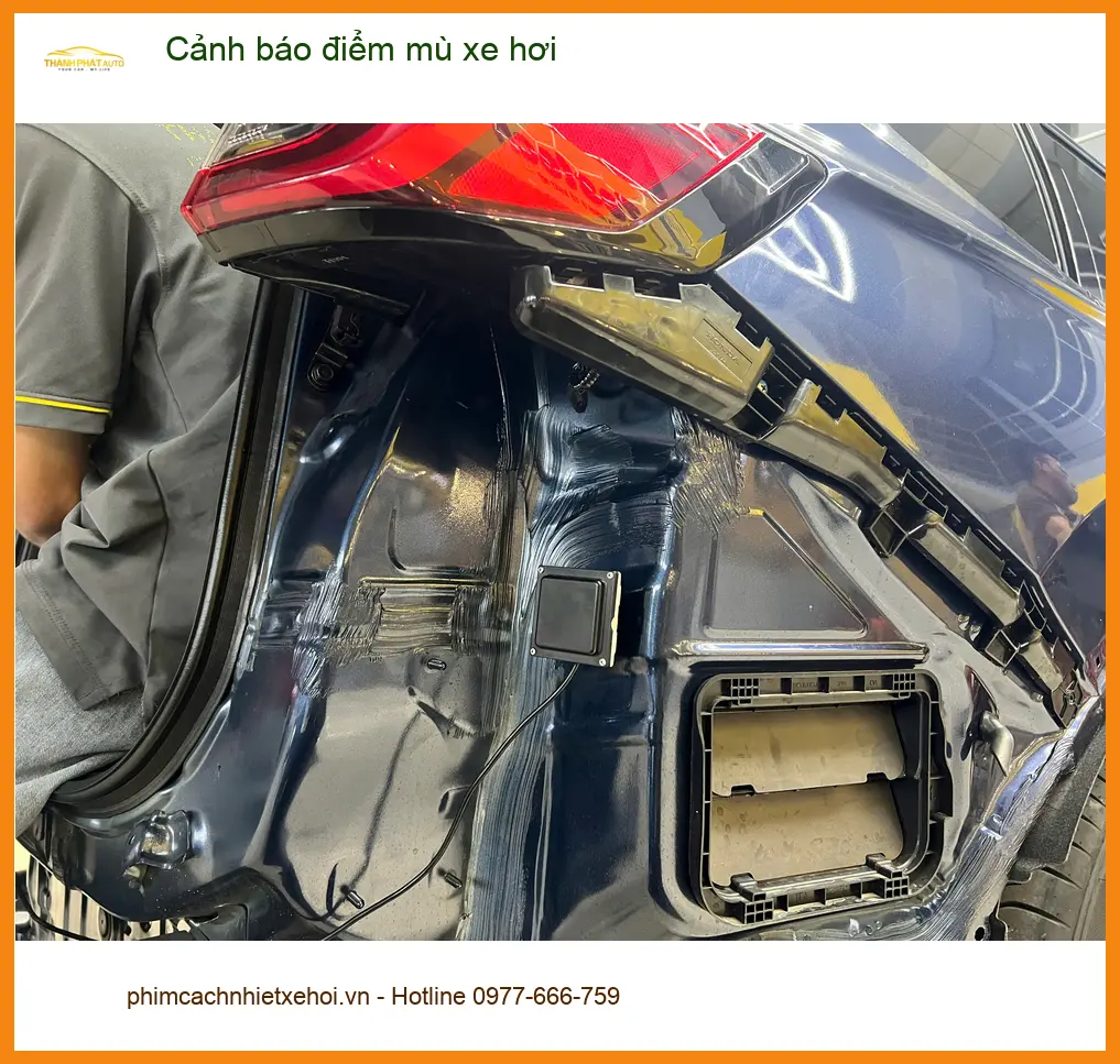 Anh Quang Minh lắp cảnh báo điểm mù xe Hyundai Santa Fe tại Quận 2