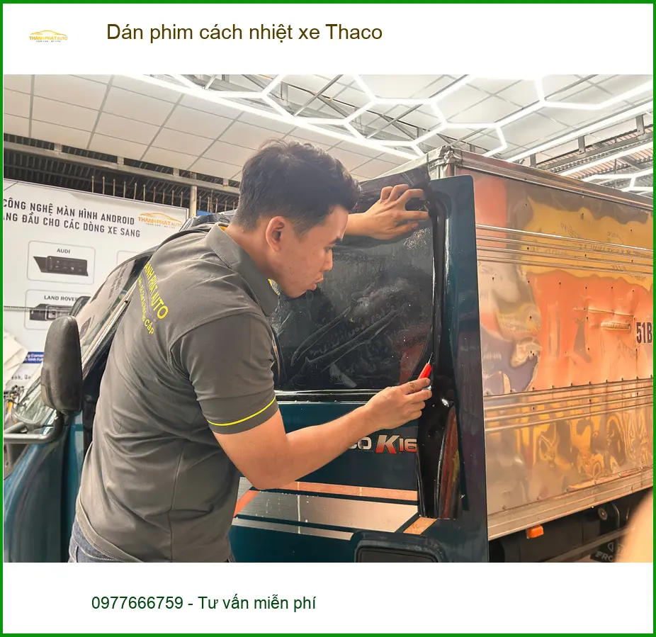 Chị Mai Anh dán phim cách nhiệt xe Thaco Towner tại Quận 2 uy tín, chuẩn bị mùa nắng