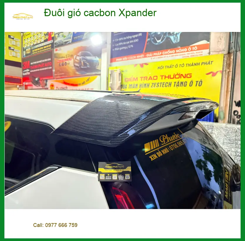 Anh Quang lắp đuôi gió cacbon Xpander ở Quận 10 để tạo điểm nhấn độc đáo
