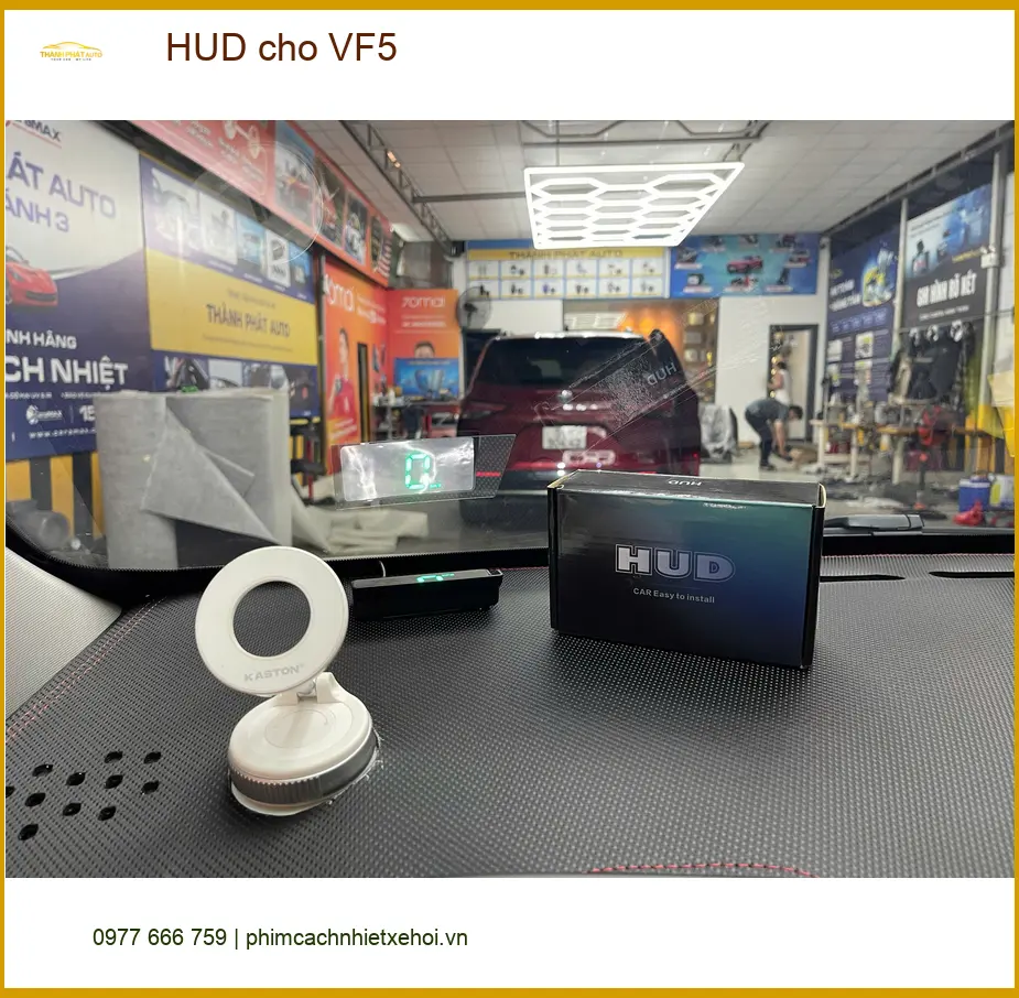 Anh Quang lắp HUD cho VinFast VF5 tại Bình Chánh để lái xe an toàn hơn