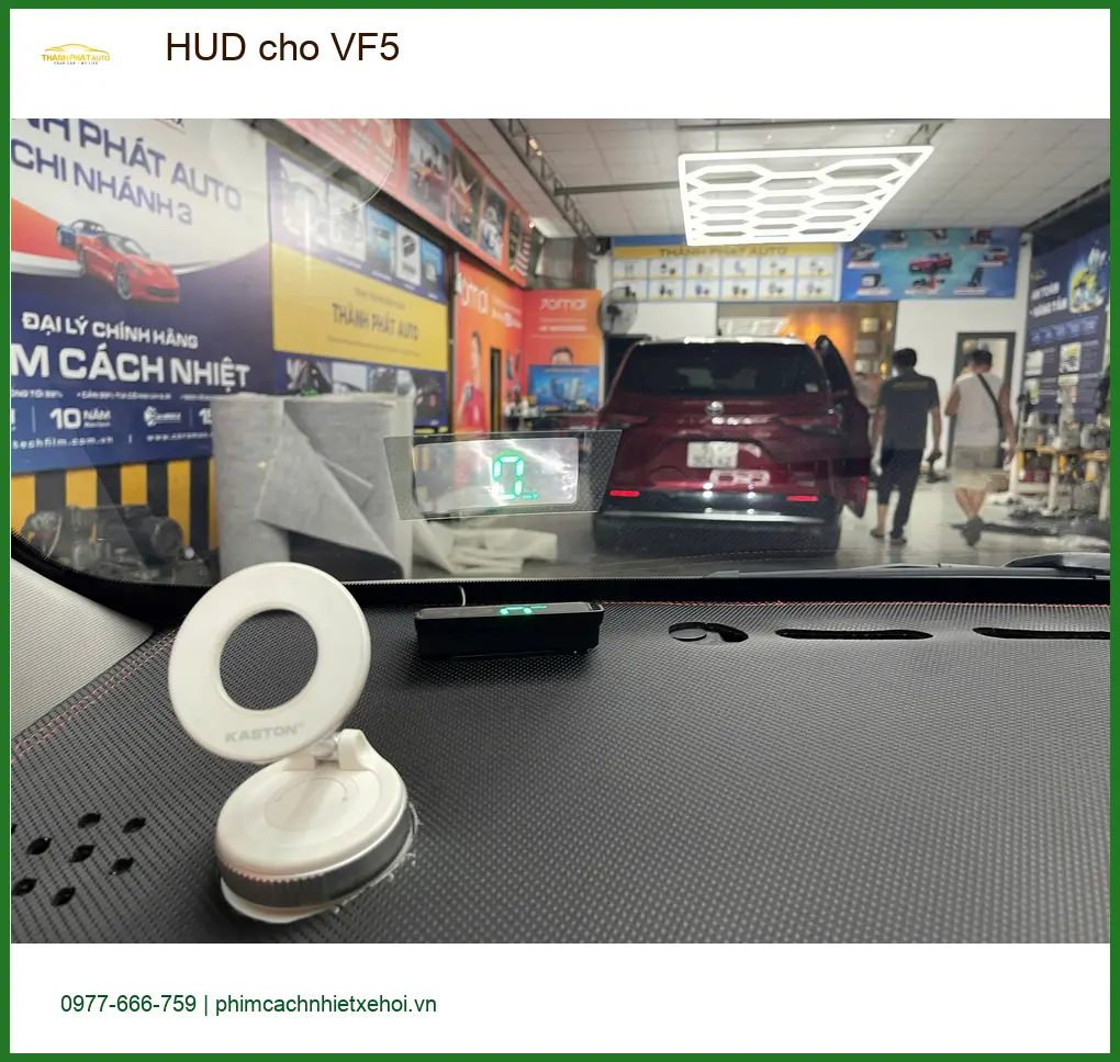 Cô Hà lắp HUD cho VF5 tại Quận 5 để lái xe an toàn hơn trong đô thị ảnh thực tế 3