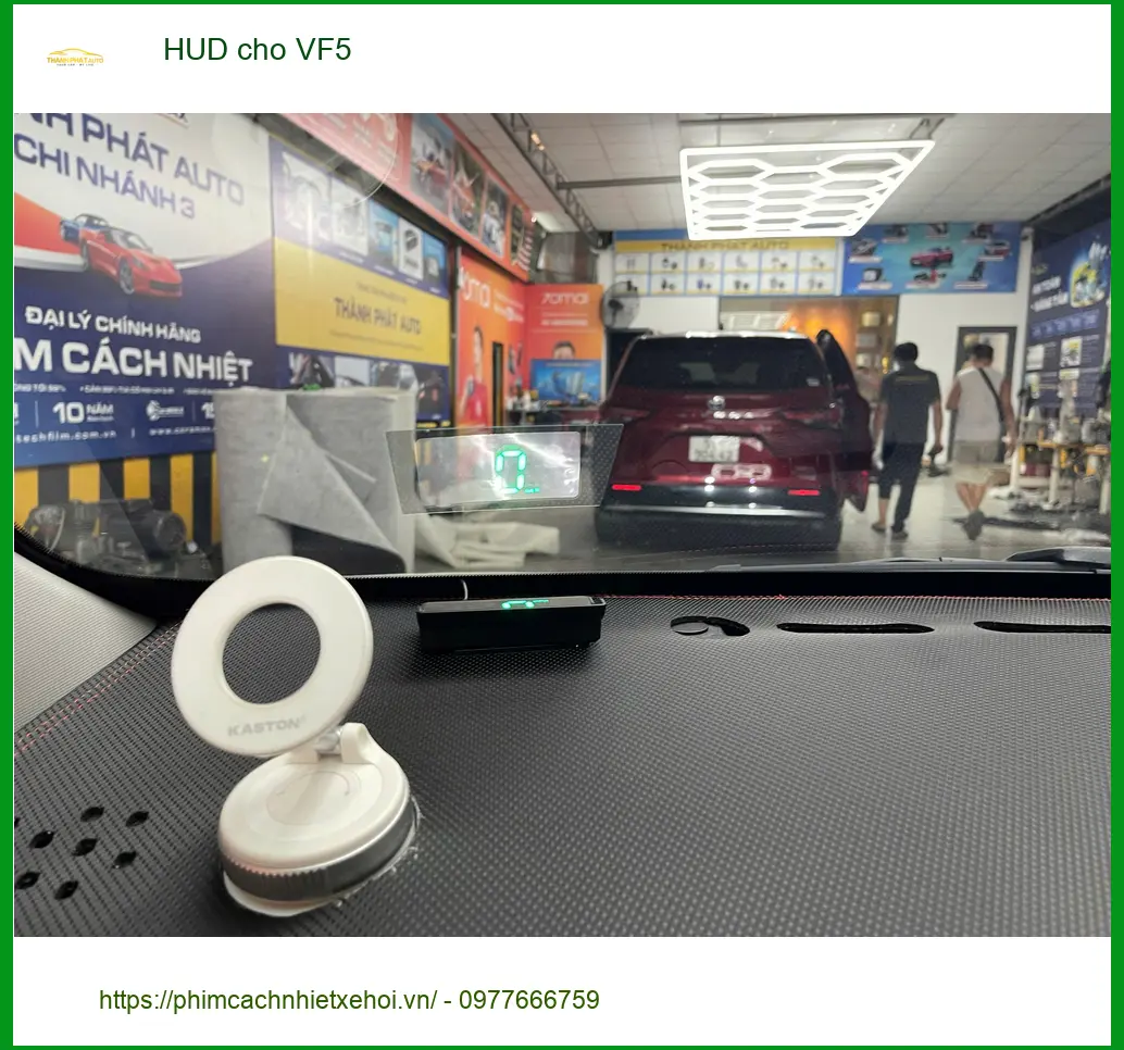 Anh Duy Khang lắp HUD cho VinFast VF5 tại Cần Giờ giúp lái xe tập trung, an toàn hơn ảnh thực tế 2