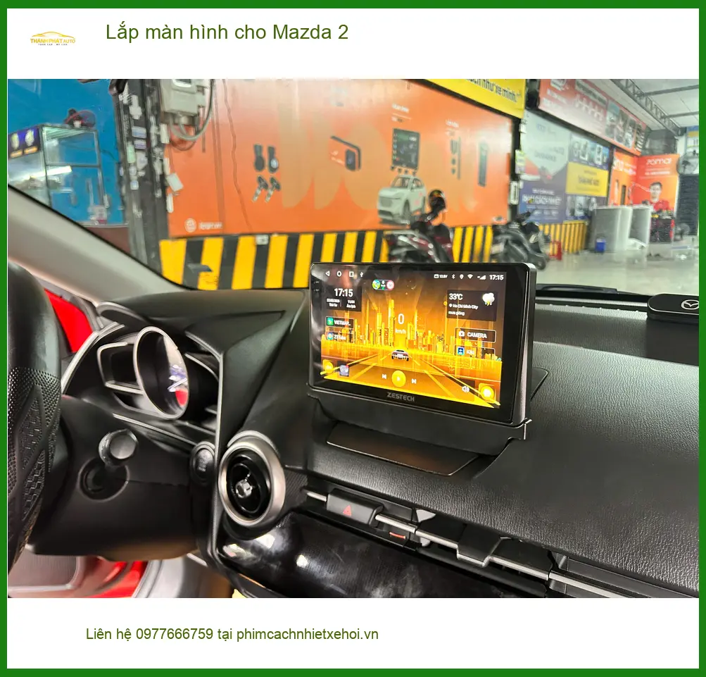 Chú Minh lắp màn hình cho Mazda 2 tại Quận Tân Phú vì màn hình zin quá cũ ảnh thực tế 2