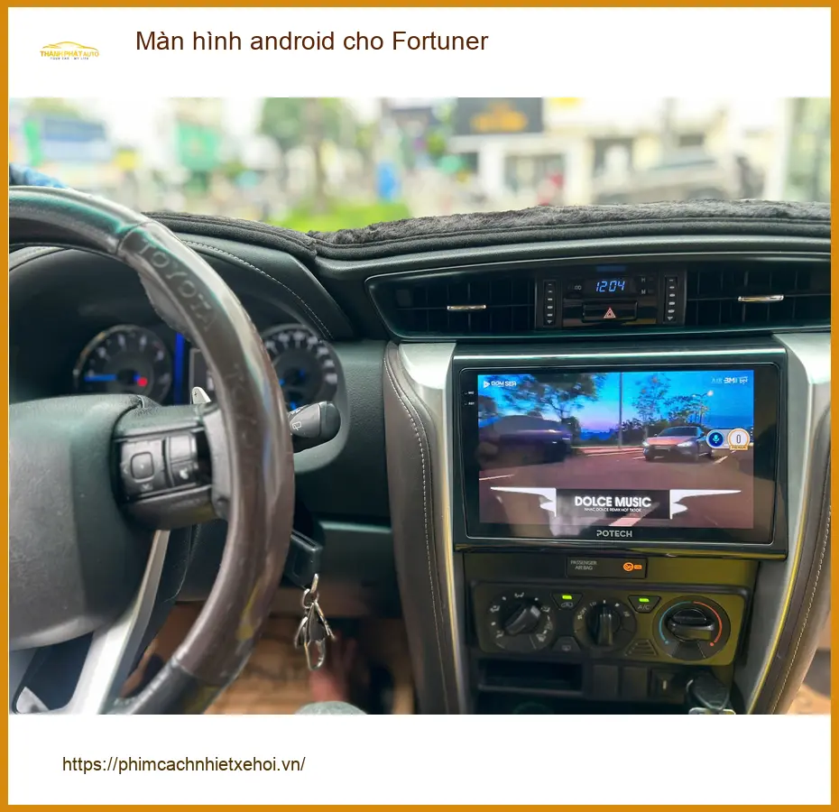 Anh Minh lắp màn hình android cho Fortuner tại Quận Bình Thạnh vì màn hình cũ đã lỗi thời ảnh thực tế 2