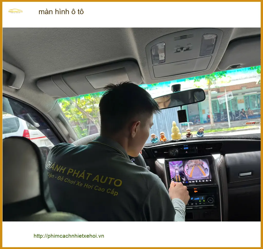 Anh Tấn lắp màn hình ô tô cho Toyota Camry tại Quận 2 vì màn hình zin thiếu tính năng ảnh thực tế 2