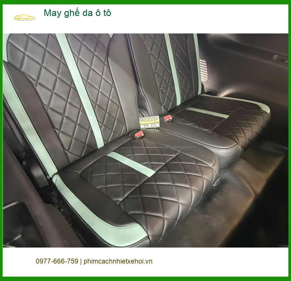 Anh Nam bọc ghế da ô tô Toyota Camry tại Quận 1 để nội thất luôn sạch và mới ảnh thực tế 4